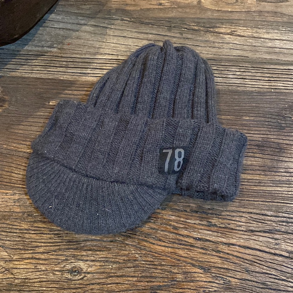 Grey knit beanie with brim